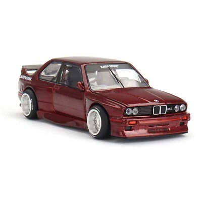 KAIDOHOUSE X MINI GT BMW M3 (E30) Kaido GT V1 1:64 Modellauto Miniatur Calypso Red Metallic KHMG162