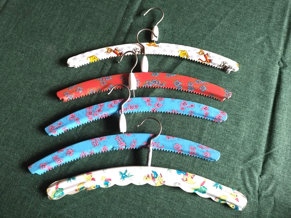 5 x  Vintage Kleiderbügel 70er Bunt Holz Kunststoff Bezug DDR Retro - Bild 1 von 1