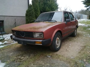 Alfa Romeo Alfetta 2.0L 1982 Oldtimer Scheunenfund Teile 2.0 Schrott - Bild 1 von 9