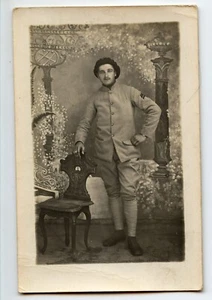 Portrait studio militaire debout régiment chasseur ? CPA Ancienne photo an. 1910 - Imagen 1 de 1
