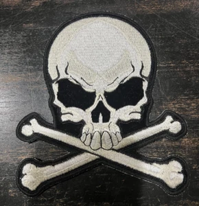 Parche Calavera y Huesos - 6x6" Bordado Hierro en Parche - Imagen 1 de 6