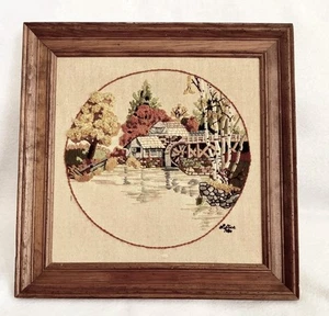 "Estanque vintage Sunset Stitchery Crewel Fall Mill cosido a mano enmarcado 1978 20""x20""" - Imagen 1 de 4