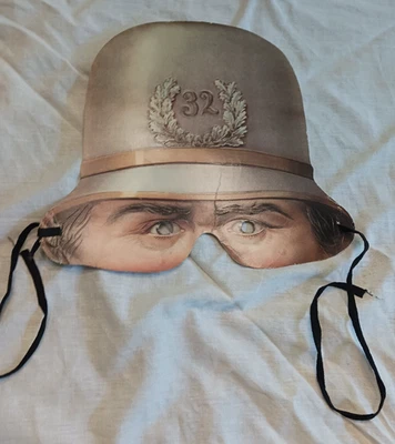Máscara de mascarada de papel de policía victoriano en sombrero hecha en Inglaterra Estocolmo H. & P. Foto 1 de 4