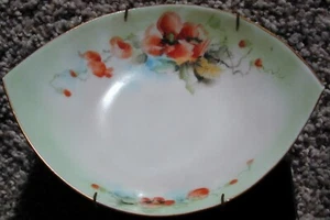FAVORITE BAVARIA #2985 PEAKED OVAL BOWL 6 1/2" x 5" x 2" DEEP RED ROSES FREESHIP - Bild 1 von 3