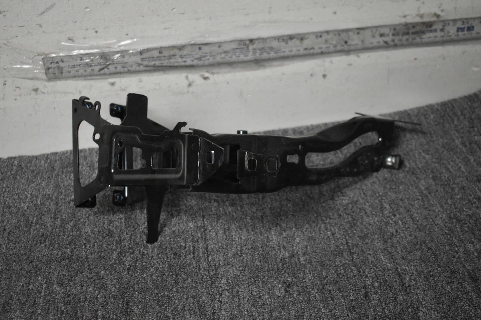 BMW Serie 2 2016 soporte de radiador OEM de fábrica Foto 1 de 4