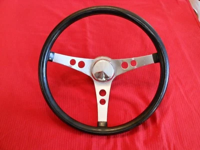 VOLANTE DE 3 RADIOS DE GOMA NEGRO VINTAGE 14" CON KIT DE BOCINA Foto 1 de 4