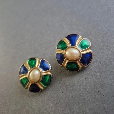 Bunte Clip-Ohrringe in Blütenform mit Perlenimitat - Bild 1 von 4