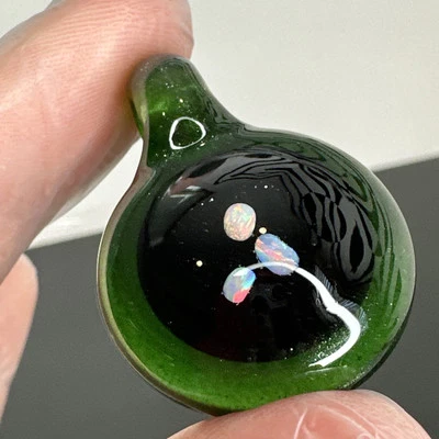 Colgante hecho a mano con racimo de triple ópalo de vidrio artístico con borosilicato verde brillante Foto 1 de 4