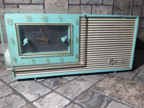 Vintage Sylvania Telechron Model No. 2202 1950's Clock Tube Radio Mid Century Cover