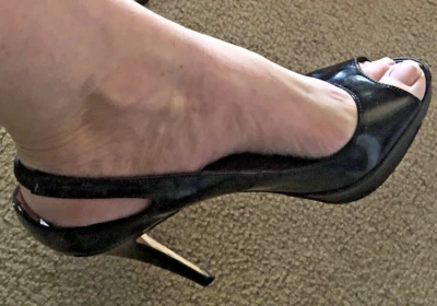 Brian Atwood 38 黑色光滑露趾镂空高跟鞋 — 第 1/4 张图片