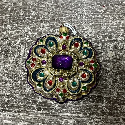 Intrincado adorno decorativo de vidrio púrpura, medallón de flores Foto 1 de 4