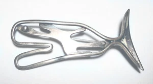 Mid Century E&LW Judaica MODERNISTA Esterlina FORJADA A MANO 925 JONÁS en PIN BALLENA - Imagen 1 de 3
