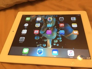 Apple iPad 1st Generation 9.7" 16GB Wi-Fi Silver Tablet. Great condition ! - Picture 1 of 11