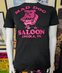 Camiseta De Colección Mad Dog Salón Angola IN Desactiva Barra de Buceo Bolsillo Mediana - Imagen 1 de 4