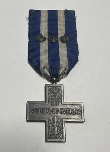 CROCE AL MERITO DI GUERRA V.E. III CON 3 CORONCINE REALI IN BRONZO ww1 ww2 - Foto 1 di 2