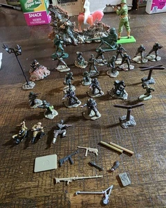  Forces of Valor Soldaten Lot Figuren 1/72 mit Zubehör und anderen Linien Fig - Bild 1 von 11