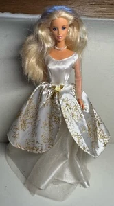 BARBIE-PUPPE: BARBIE-PUPPE IM CLUB HOCHZEIT BRAUTHOCHZEITSKLEID WEISS/GOLD - Bild 1 von 3