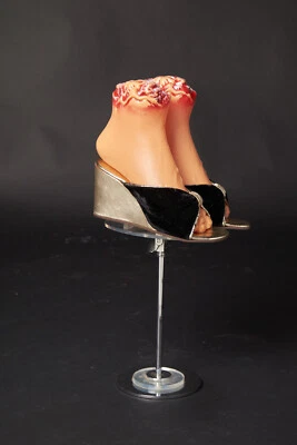 Zapatos sin cordones de tacón de cuña de terciopelo negro y dorado de la década de 1950  Foto 1 de 4