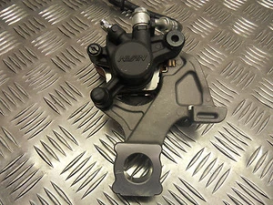 Pinza de freno trasera y soporte originales Suzuki GSXR 600 / 750 NISSIN 2011 a 2017 - Imagen 1 de 6