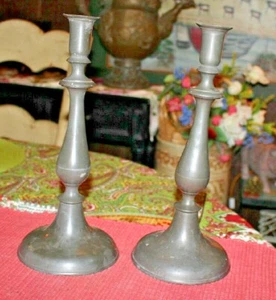 Par de candelabros antiguos de metal de peltre con diseño colonial - Imagen 1 de 12