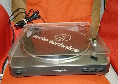 Tocadiscos estéreo Audio-Technica AT-LP60 automático con transmisión por correa Foto 1 de 4