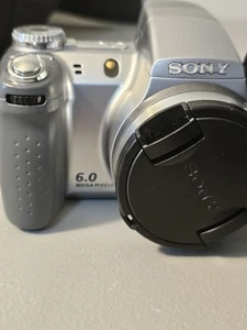 Sony Cybershot Digital Camera 6 Megapixel 12x Zoom With Case And Memory Cards - Picture 1 of 16