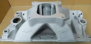 GM Performance 10051102 SB Chevy Bowtie Intake, Sgl Plane, 4150 Flange - Bild 1 von 5