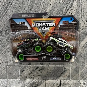 MONSTER JAM DOUBLES GRAVE DIGGER VS AVENGER 2023 1:64 SPIN MASTER / NEW - Picture 1 of 5