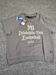 Philadelphia 76ers The Wild Collective Damen-T-Shirt mit Rundhalsausschnitt M neu mit Etikett Streetwear - Bild 1 von 10
