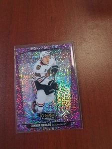 2024-25 O-Pee-Chee Platino Connor Bedard Píxeles Violeta #2 #/299 Blackhawks - Imagen 1 de 2