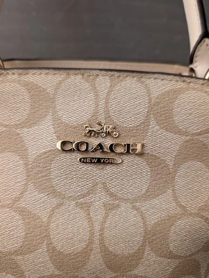 Bolso de mano Coach Lillie Carryall In Signature caqui claro y tiza Foto 1 de 4