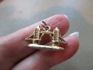 VINTAGE GOLD TONE LONDON RIVER THAMES TOWER BRIDGE FOB CHARM PENDANT OLD PRETTY - Picture 1 of 2