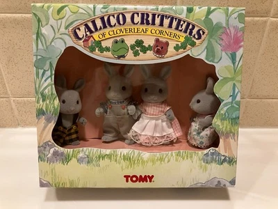 Neu im Karton Tomy Calico Critters The Babblebrooks graue Kaninchenfamilie #2870 1993 - Bild 1 von 3