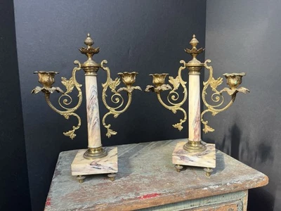 Par de candelabros antiguos de mármol francés de dos brazos aprox. 1900  Foto 1 de 3