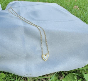Schlichter Damen-Halskette 18 Karat vergoldet Herzanhänger Damenschmuck UK - Bild 1 von 3