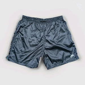 NIKE Glanz Nylon Shorts Vintage L Retro Fußball Fitness Sport schwarz Running - Picture 1 of 22