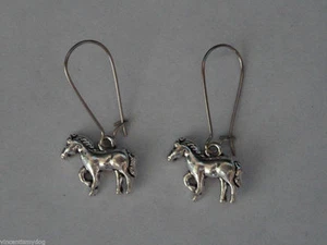 NUOVI * ORECCHINI PONY CAVALLO TONO ARGENTO IN GRAZIOSA ORGANZA SACCHETTO REGALO - Foto 1 di 1
