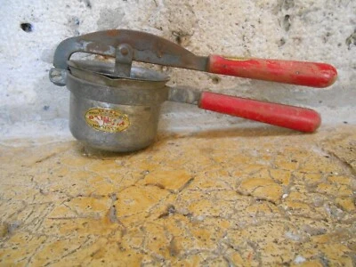 Ancien PRESSOIR fonte avec manches et étiquettes marque Princia breveté - Photo 1/4