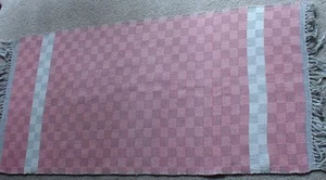 Alfombra de trapo de algodón hecha a mano 22 x 45 granja campo primitivo rosa y gris a cuadros - Imagen 1 de 8