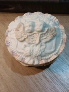 Weiße Cherubs Kommode Box, 4 3/4 x 3 1/2 Zoll, Stil mit Fuß, - Bild 1 von 5