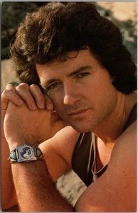 Tarjeta postal de actor Patrick Duffy vintage de los años 80 / serie de TV "DALLAS" Coral-Lee cromada - Imagen 1 de 2