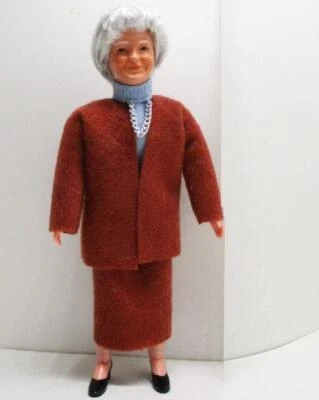 Muñeca Dama Abuela Vestida 07 0113 Traje Caco Russet Flexible Casa de Muñecas Miniatura Foto 1 de 4