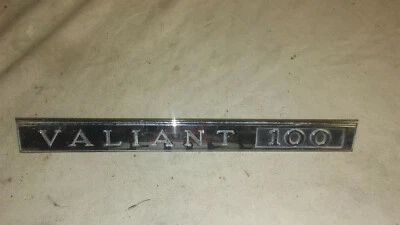 Plymouth Valiant 100 Mopar 1965 OEM cuarto panel emblema # 2449708 cantidad 1 Foto 1 de 3