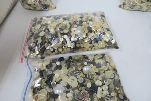 Lote botones 4 kg plástico diferentes botones sin usar vintage *Z5 - Imagen 1 de 11