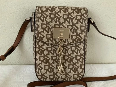 BOLSA PARA TELÉFONO DKNY/MINI BANDOLERA AJUSTABLE - 5” X 7” X 2” - 100% PVC - MARRÓN Foto 1 de 4