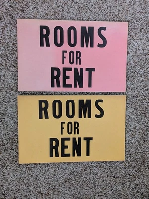 2 ANTIGUOS Vintage años 40? Señales de cartón para alquilar habitaciones uno rosa uno amarillo  Foto 1 de 4