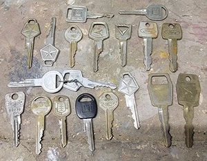 Vintage Car Keys Lot (19) Estate Find Ford Mercury Chrysler GM - Picture 1 of 3