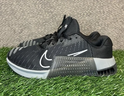 Tênis de treinamento Nike feminino Metcon 8 preto/branco tamanho 7.5 DO9327-001 - Imagem 1 de 4