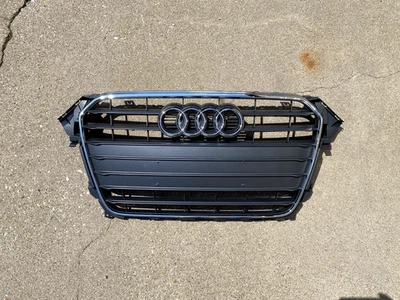Rejilla delantera genuina OEM usada buen estado Audi A4 Avant S4 Quattro con emblema Foto 1 de 4