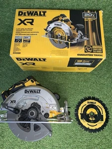 DEWALT 20V MAX* XR Brushless Cordless 7-1/4 in. Circular Saw (Tool Only)DCS590B - Bild 1 von 3